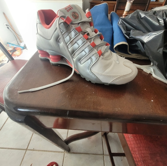 Woman shoxs - Picture 1 of 3